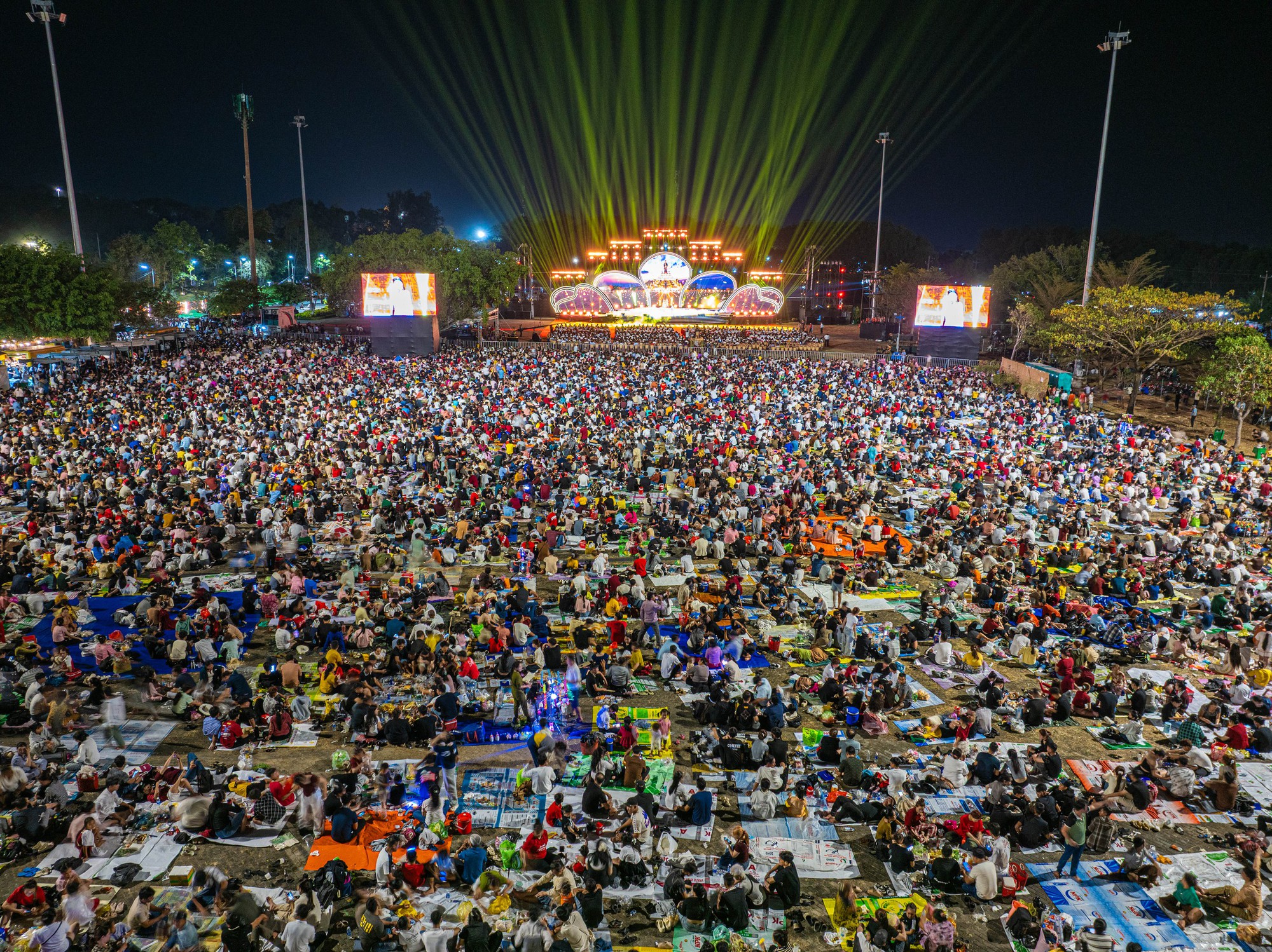 1 nơi ở Việt Nam hút gần 157.000 lượt khách trong 1 ngày, ken đặc người "cắm trại" ngay đầu năm mới- Ảnh 10. 1 nơi ở Việt Nam hút gần 157.000 lượt khách trong 1 ngày, ken đặc người "cắm trại" ngay đầu năm mới- Ảnh 10.