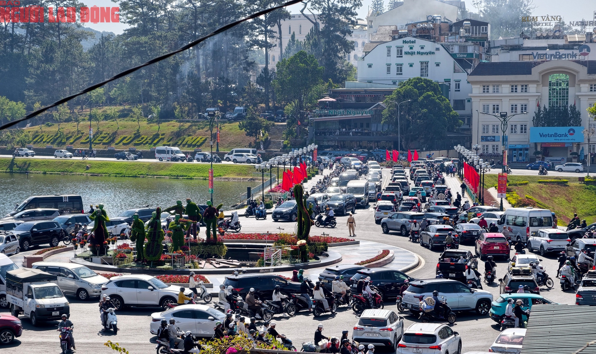 Mùng 6 Tết, Đà Lạt vẫn rộn ràng khách du xuân - Ảnh 2.