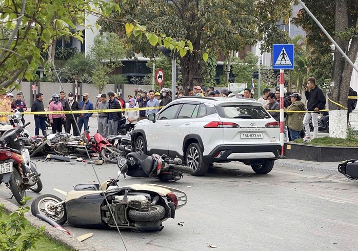 Tài xế ô tô gây tai nạn giao thông liên hoàn 12 xe máy không có nồng độ cồn , ma túy - Ảnh 3. Tài xế ô tô gây tai nạn giao thông liên hoàn 12 xe máy không có nồng độ cồn , ma túy - Ảnh 3.