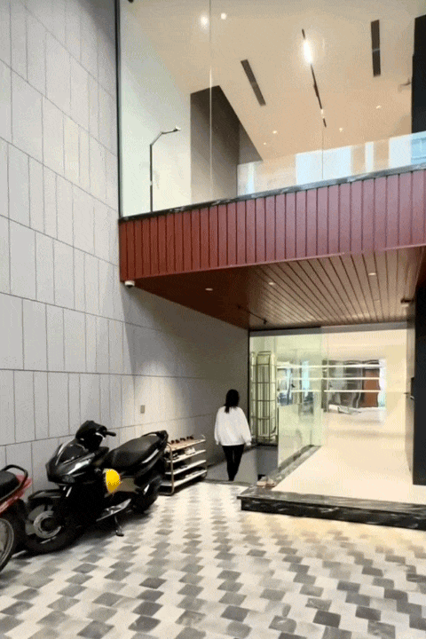 Gia đình ở Hà Nội xây nhà 7 tầng, bỏ thêm 1,5 tỷ để làm hầm cao 3m và thấy hoàn toàn xứng đáng- Ảnh 1. Gia đình ở Hà Nội xây nhà 7 tầng, bỏ thêm 1,5 tỷ để làm hầm cao 3m và thấy hoàn toàn xứng đáng- Ảnh 1.