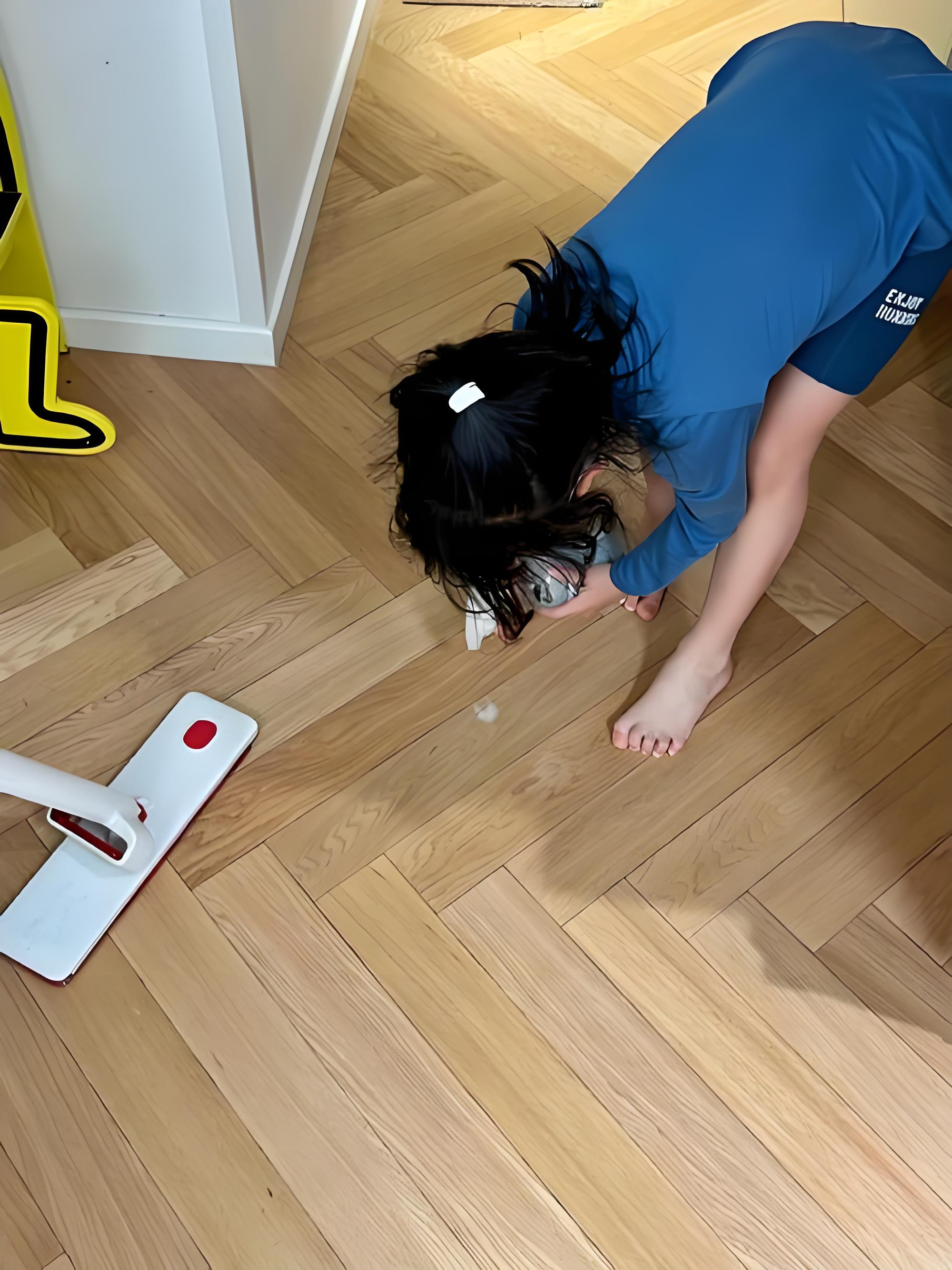 Con lỡ tay làm đổ nước ngọt lên thảm nhà họ hàng, người mẹ nói một câu khiến chủ nhà bật cười khanh khách- Ảnh 1.