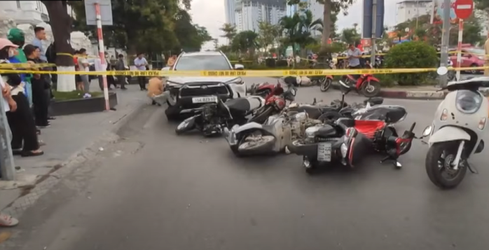 Tài xế ô tô gây tai nạn giao thông liên hoàn 12 xe máy không có nồng độ cồn , ma túy - Ảnh 4. Tài xế ô tô gây tai nạn giao thông liên hoàn 12 xe máy không có nồng độ cồn , ma túy - Ảnh 4.