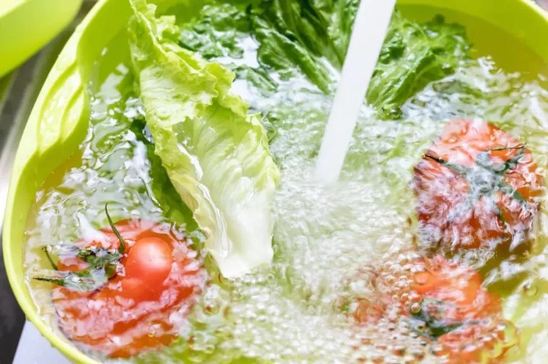 4 cách rửa rau tưởng sạch mà hóa “rửa càng kỹ càng bẩn”: Nhiều người đang làm mỗi ngày - Ảnh 1.