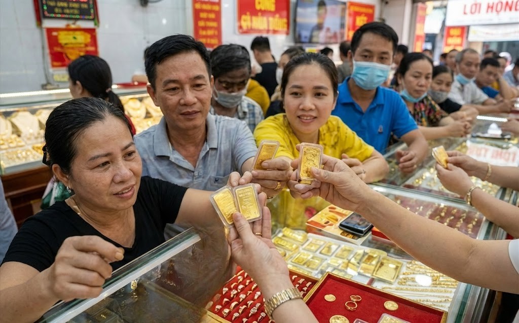 Không phải ai cũng cần chen chân sắm vàng mùng 10 tháng Giêng, nhưng nhóm người này mua một chút ắt rước lộc vào nhà- Ảnh 1.