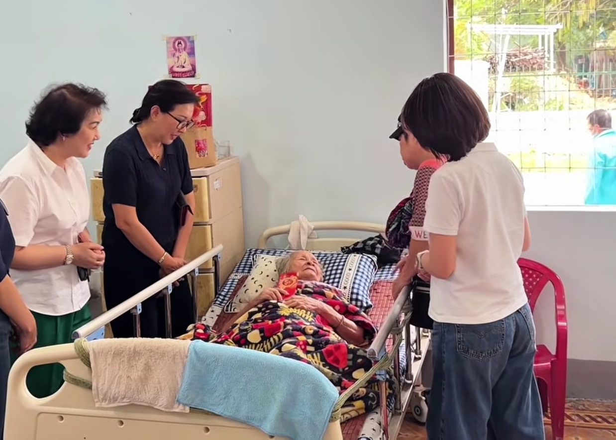 Nữ nghệ sĩ 98 tuổi gặp tai nạn nằm liệt giường: Vẫn ca hát, yêu đời - Ảnh 1.