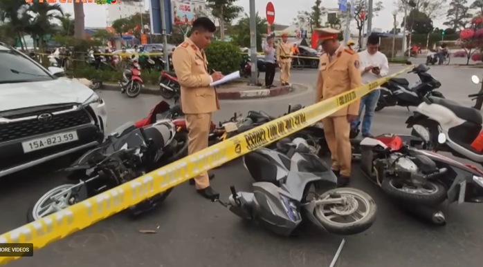 Tài xế ô tô gây tai nạn giao thông liên hoàn 12 xe máy không có nồng độ cồn , ma túy - Ảnh 1. Tài xế ô tô gây tai nạn giao thông liên hoàn 12 xe máy không có nồng độ cồn , ma túy - Ảnh 1.