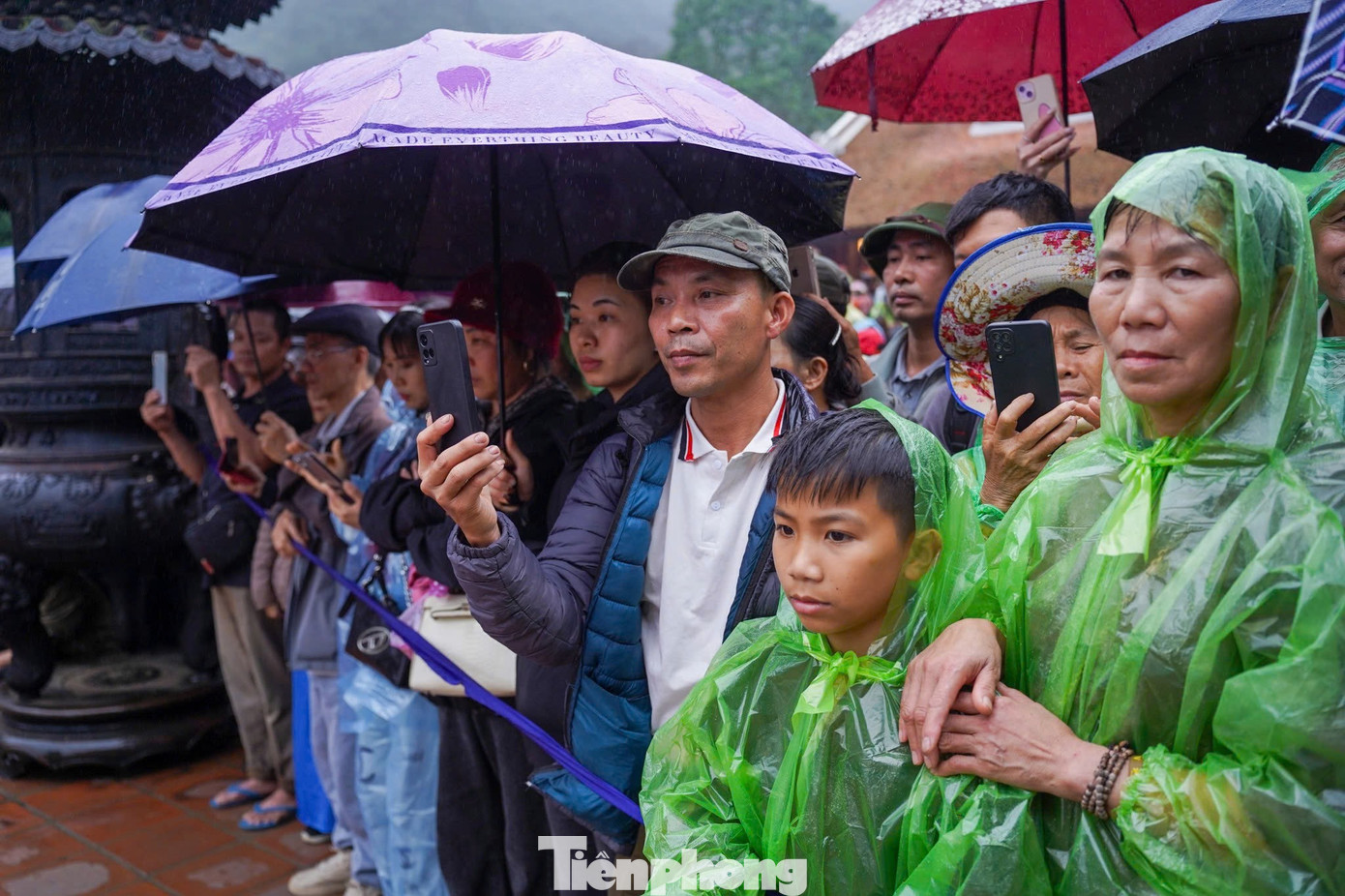 Biển người đội mưa khai hội chùa Hương- Ảnh 18.