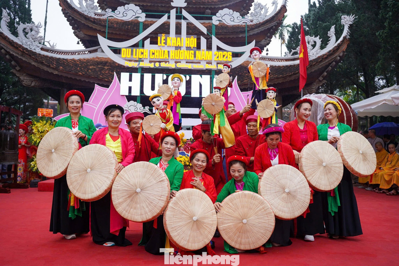 Biển người đội mưa khai hội chùa Hương- Ảnh 4.