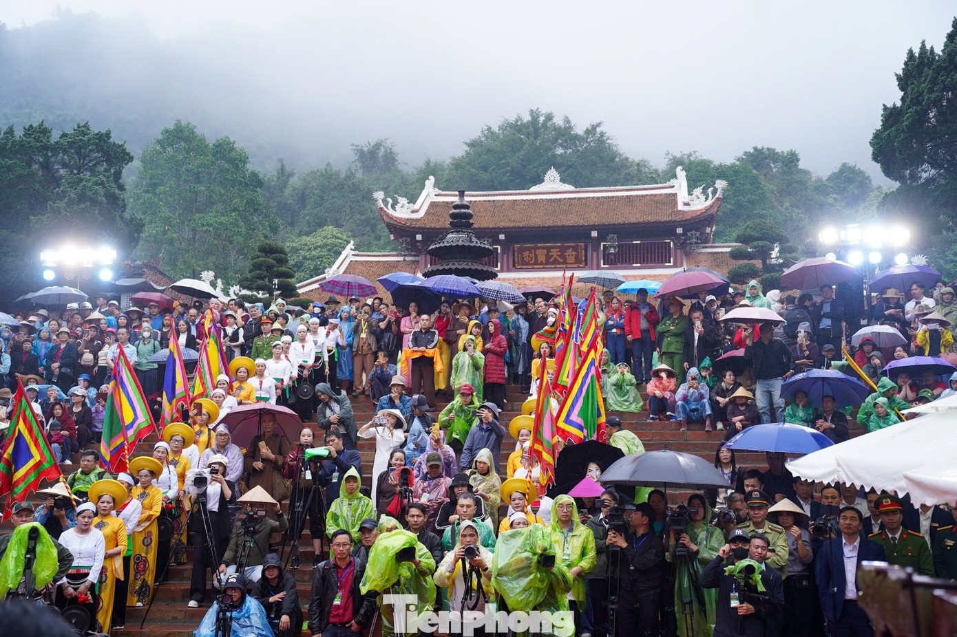 Biển người đội mưa khai hội chùa Hương- Ảnh 14.