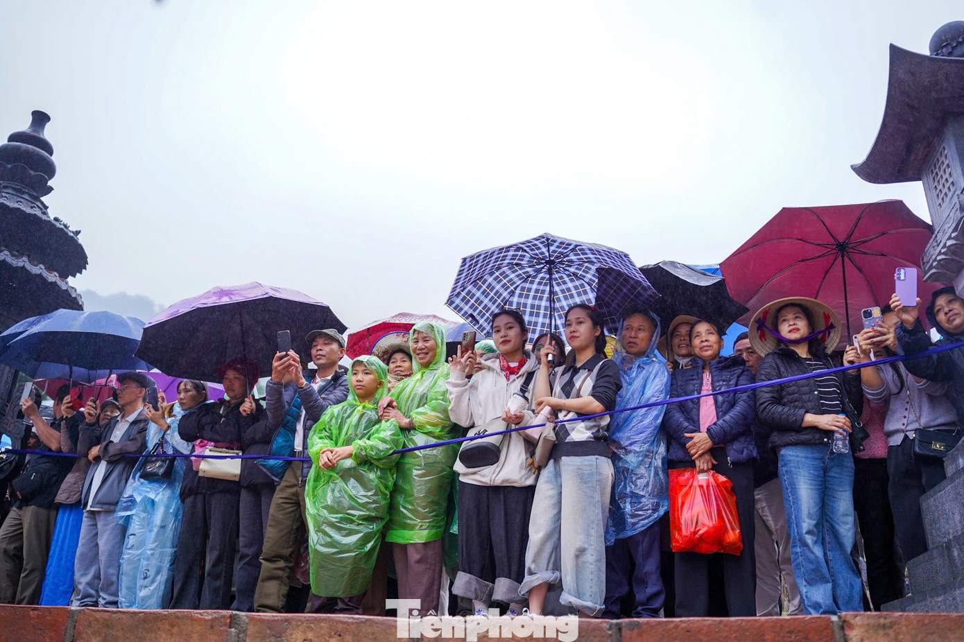 Biển người đội mưa khai hội chùa Hương- Ảnh 17.