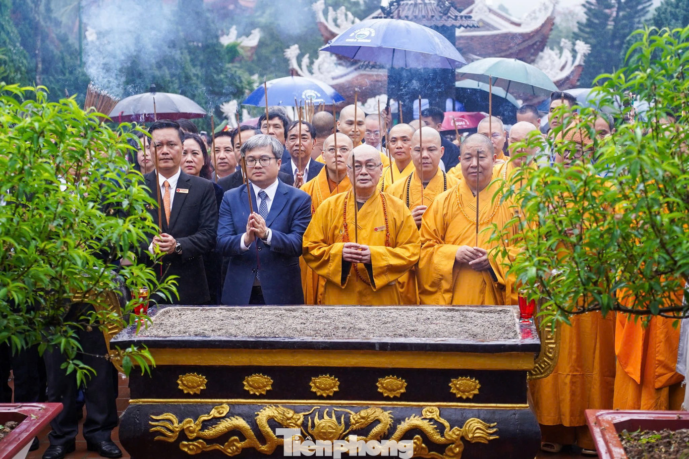 Biển người đội mưa khai hội chùa Hương- Ảnh 13.