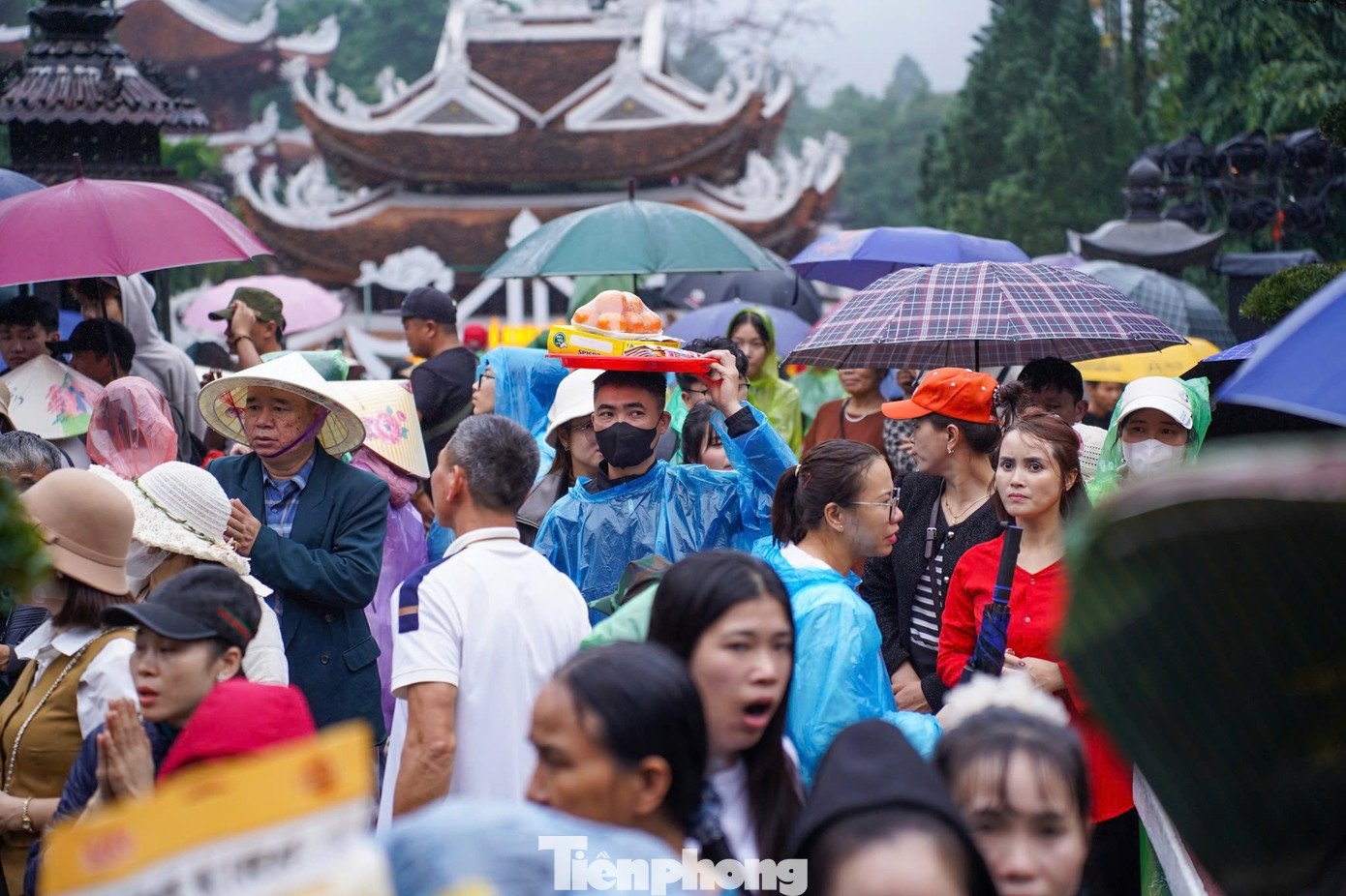 Biển người đội mưa khai hội chùa Hương- Ảnh 21.