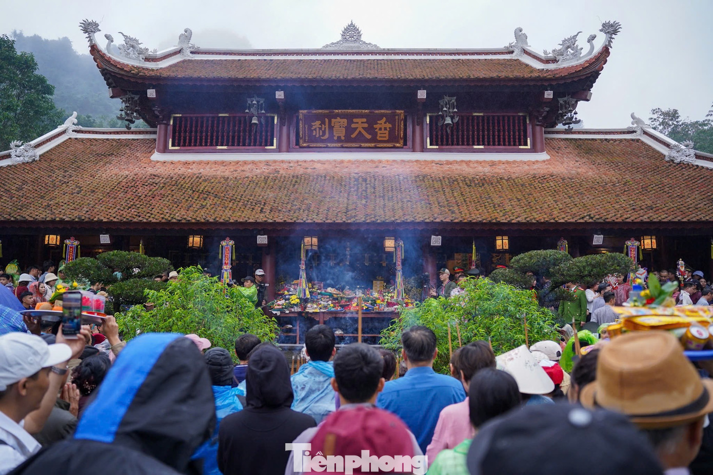 Biển người đội mưa khai hội chùa Hương- Ảnh 19.