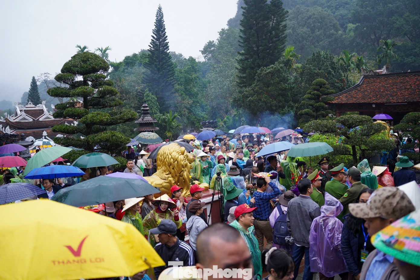Biển người đội mưa khai hội chùa Hương- Ảnh 20.