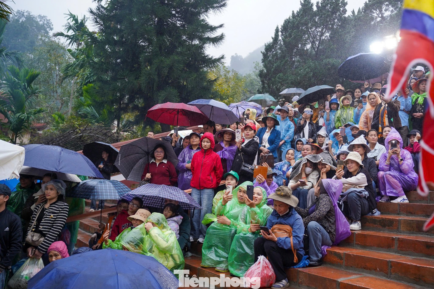 Biển người đội mưa khai hội chùa Hương- Ảnh 16.