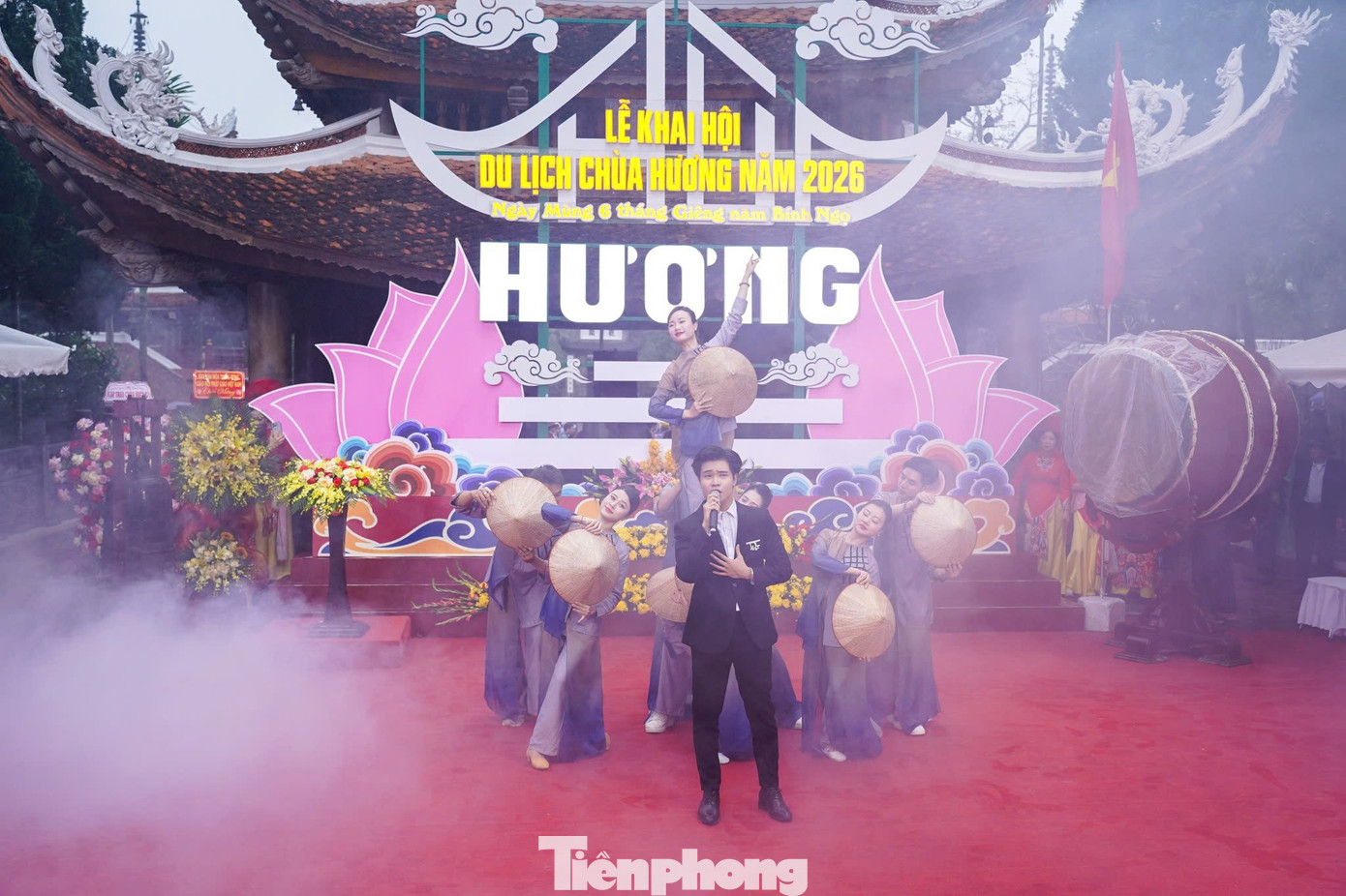 Biển người đội mưa khai hội chùa Hương- Ảnh 2.