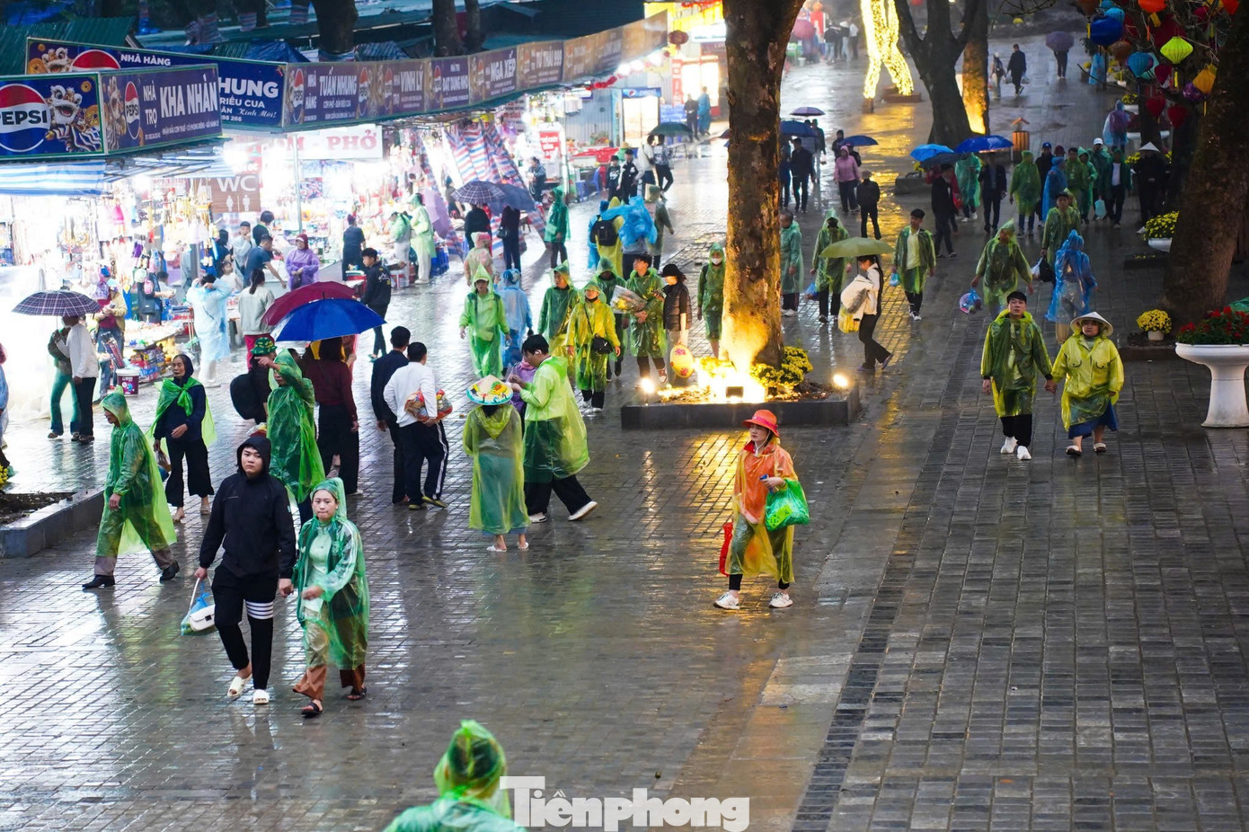 Biển người đội mưa khai hội chùa Hương- Ảnh 6.