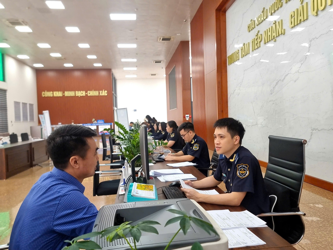 Xuất nhập khẩu sôi động ngay sau Tết- Ảnh 2.