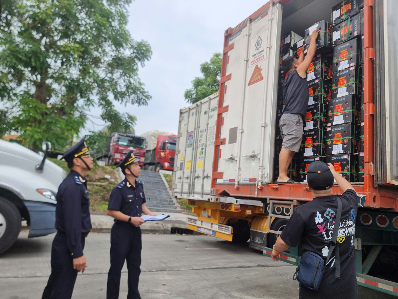 Xuất nhập khẩu sôi động ngay sau Tết- Ảnh 1.