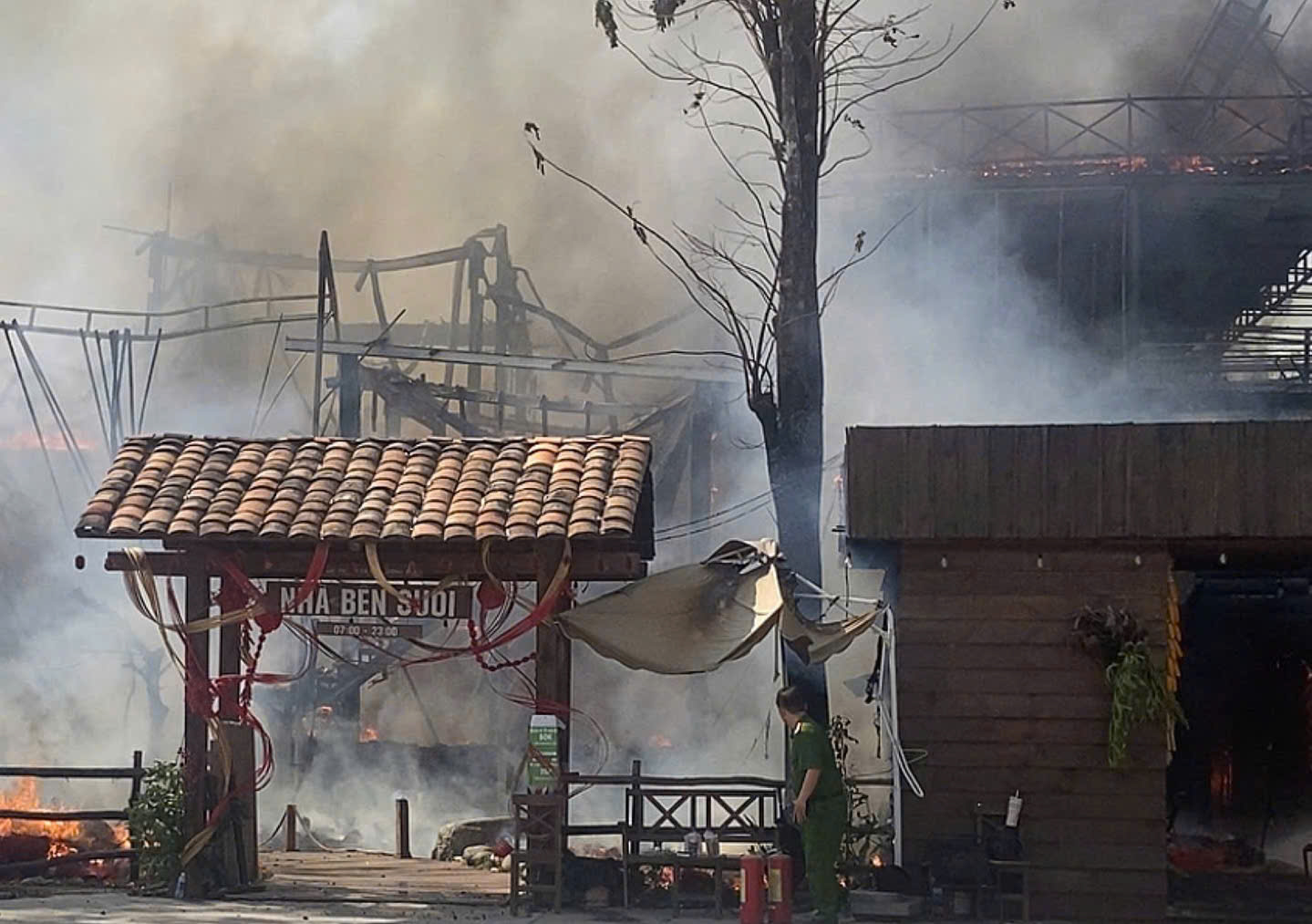 Cháy lớn quán cà phê ở TPHCM - Ảnh 1.