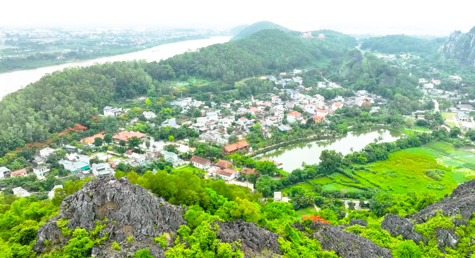 Làng cổ Đông Sơn – một trong 10 làng cổ đẹp nhất Việt Nam bên bờ sông Mã - Ảnh 1.