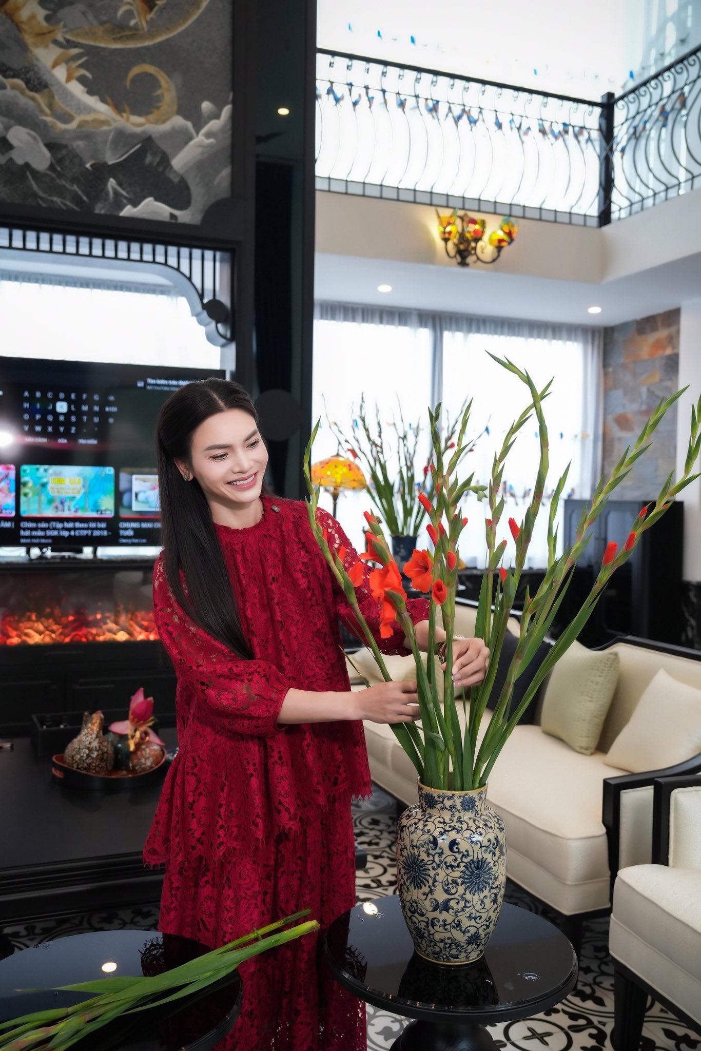 Nữ NSND trẻ nhất Việt Nam đón Tết rực rỡ trong biệt phủ 8000m²- Ảnh 2.