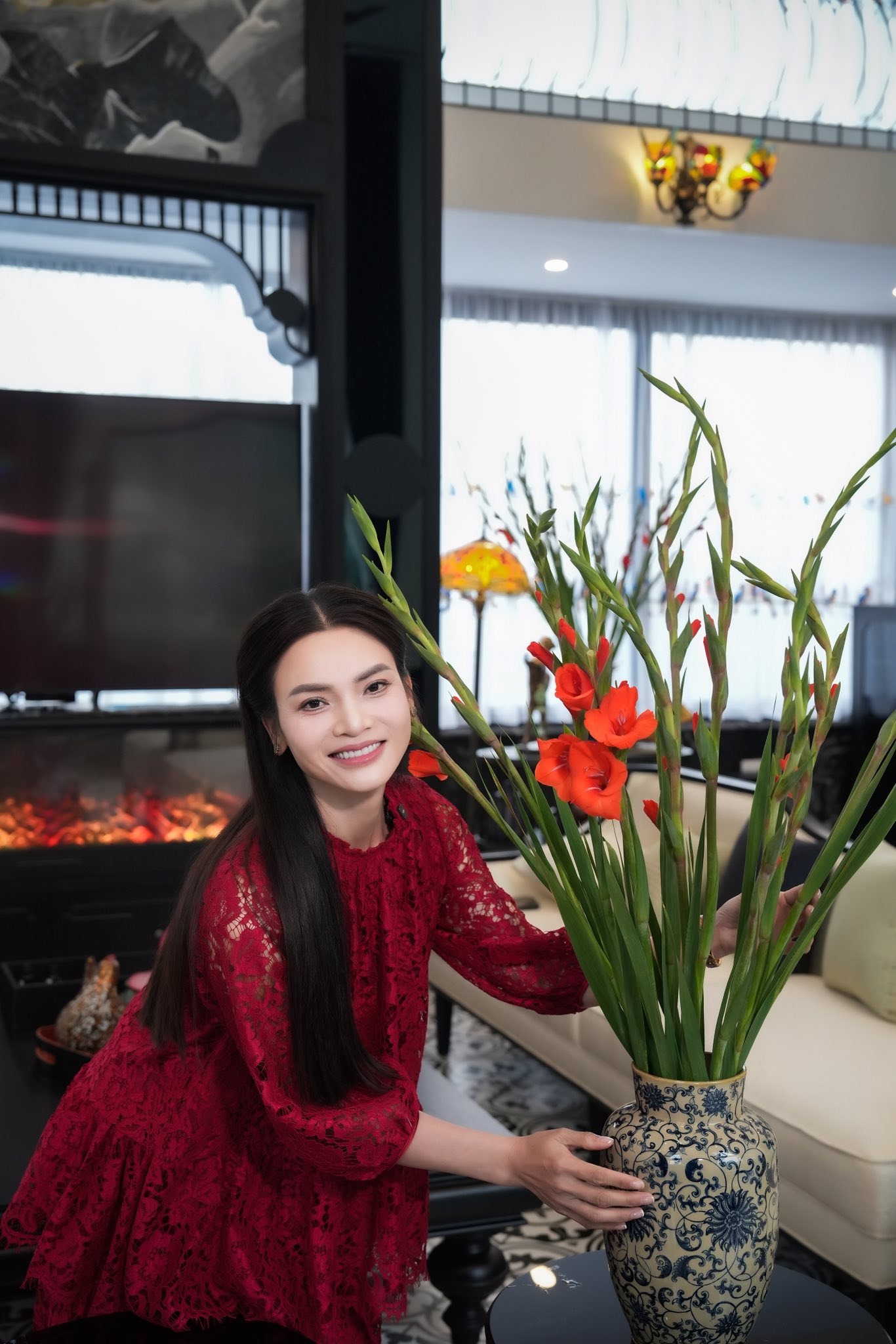 Nữ NSND trẻ nhất Việt Nam đón Tết rực rỡ trong biệt phủ 8000m²- Ảnh 1.