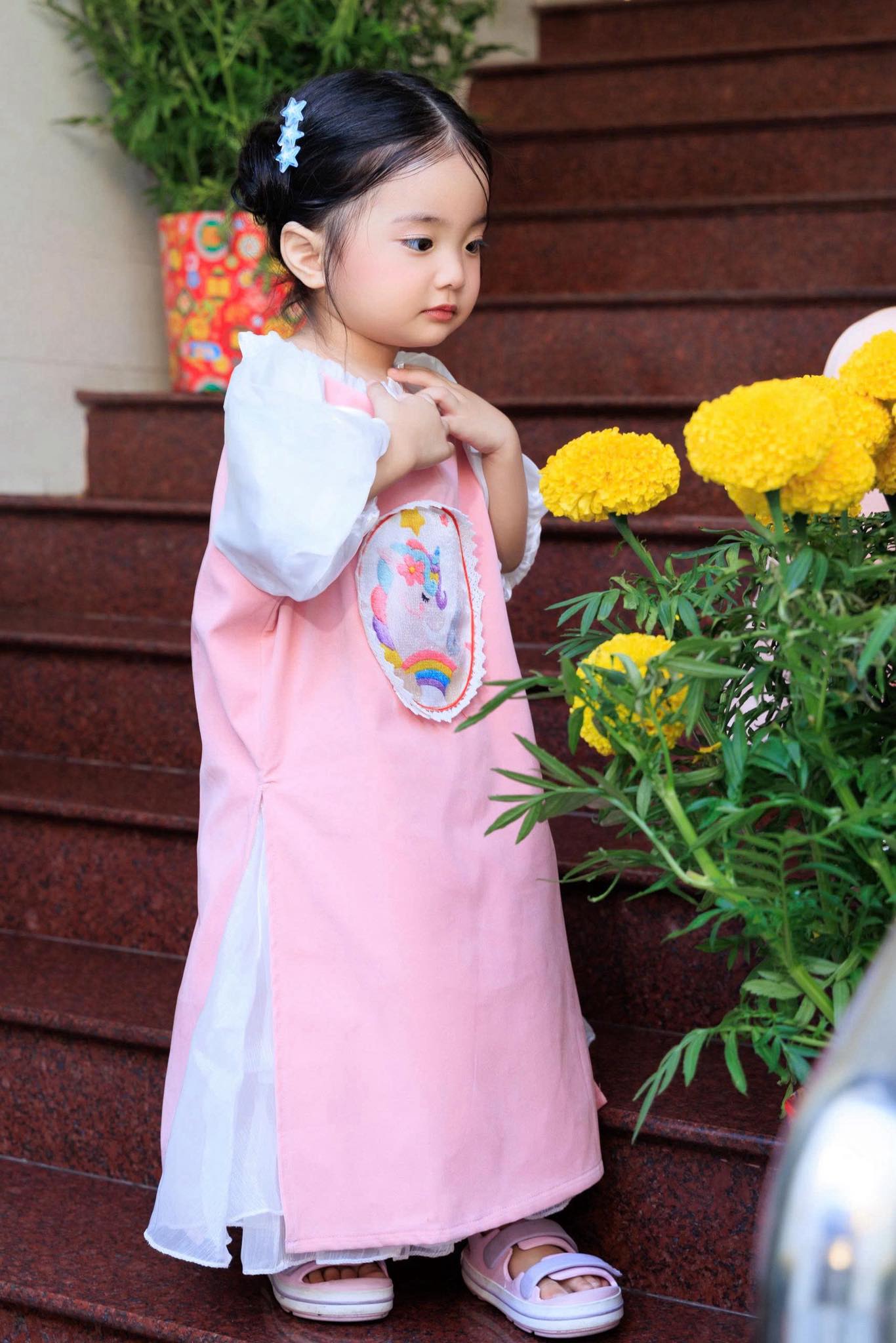 Đừng nhìn Lisa nhà Khánh Thi-Phan Hiển xinh yêu như búp bê mà nhầm, cô nhóc bị phạt vì bắt nạt anh trai đây này! - Ảnh 2.