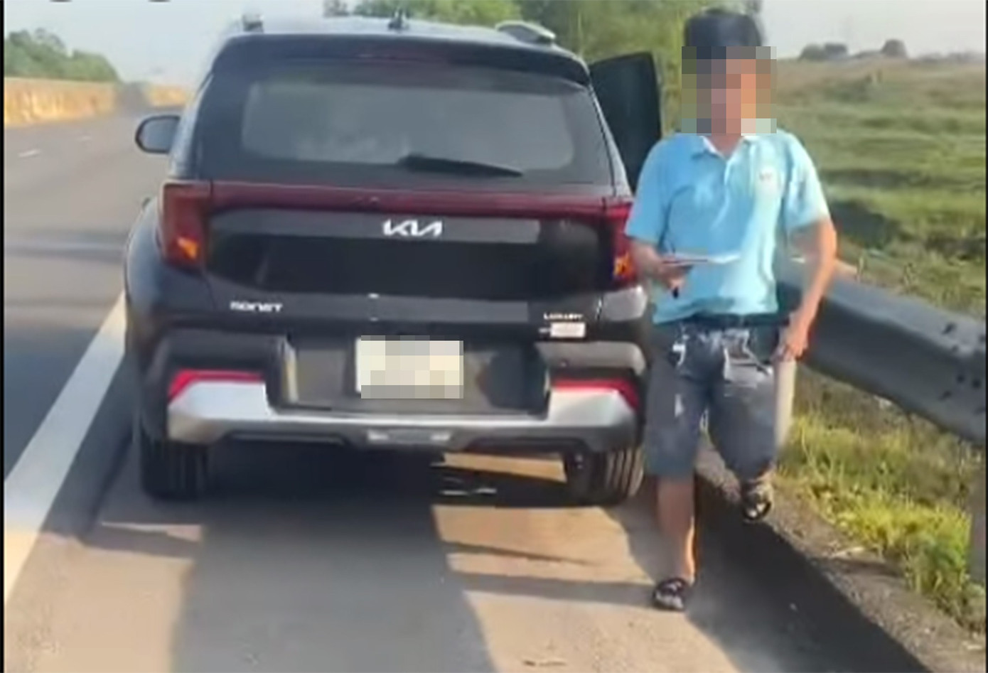 Tài xế dừng xe trên cao tốc ‘giải quyết nỗi buồn’ có thể bị phạt 13 triệu đồng- Ảnh 1.
