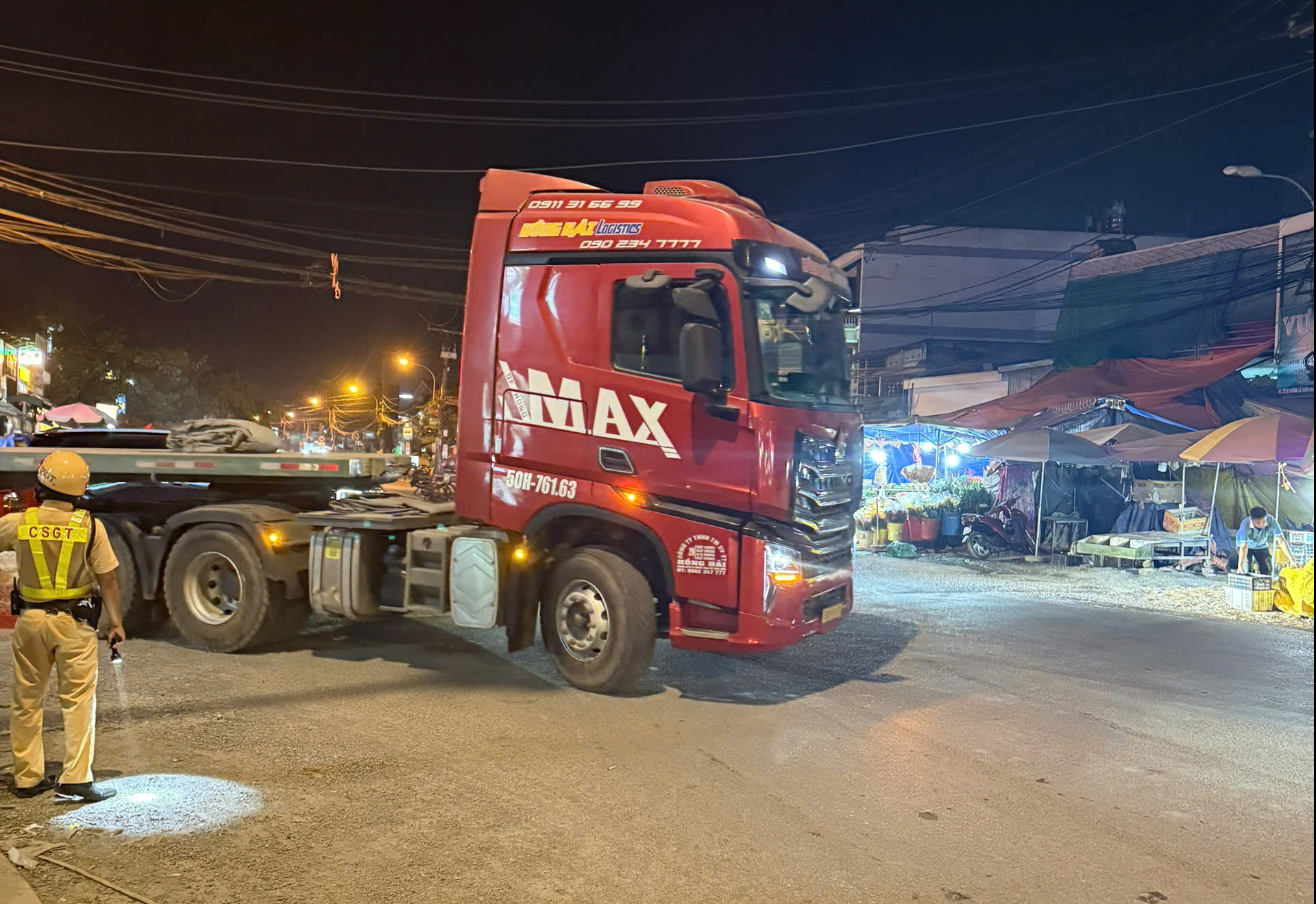 Đồng loạt ra quân trên 10 phường, xử lý loạt lỗi vi phạm - Ảnh 1.