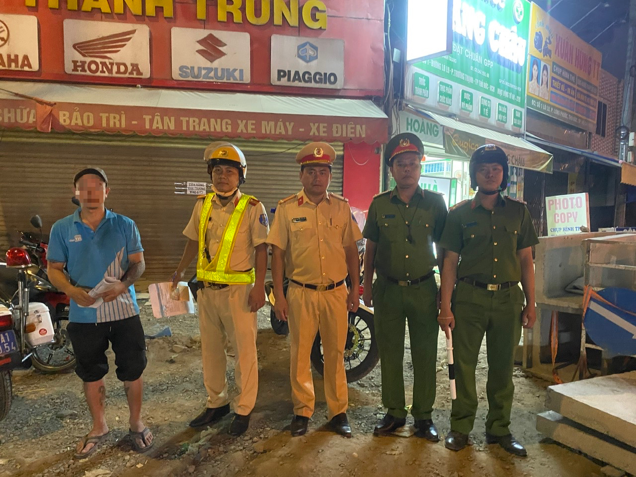 Đồng loạt ra quân trên 10 phường, xử lý loạt lỗi vi phạm - Ảnh 2.