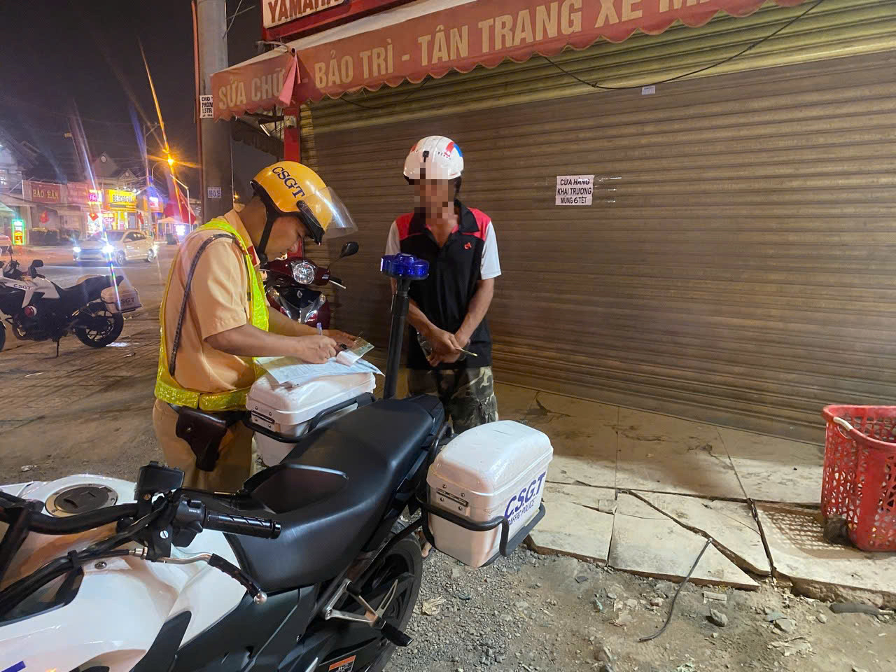 Đồng loạt ra quân trên 10 phường, xử lý loạt lỗi vi phạm - Ảnh 3.