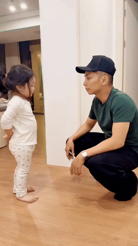 Đừng nhìn Lisa nhà Khánh Thi-Phan Hiển xinh yêu như búp bê mà nhầm, cô nhóc bị phạt vì bắt nạt anh trai đây này! - Ảnh 3.