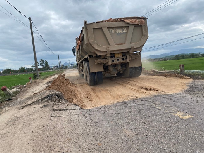 Yêu cầu siết chặt xe chở đất thi công sân bay Phù Cát vì cày nát tuyến ĐT 638- Ảnh 1.
