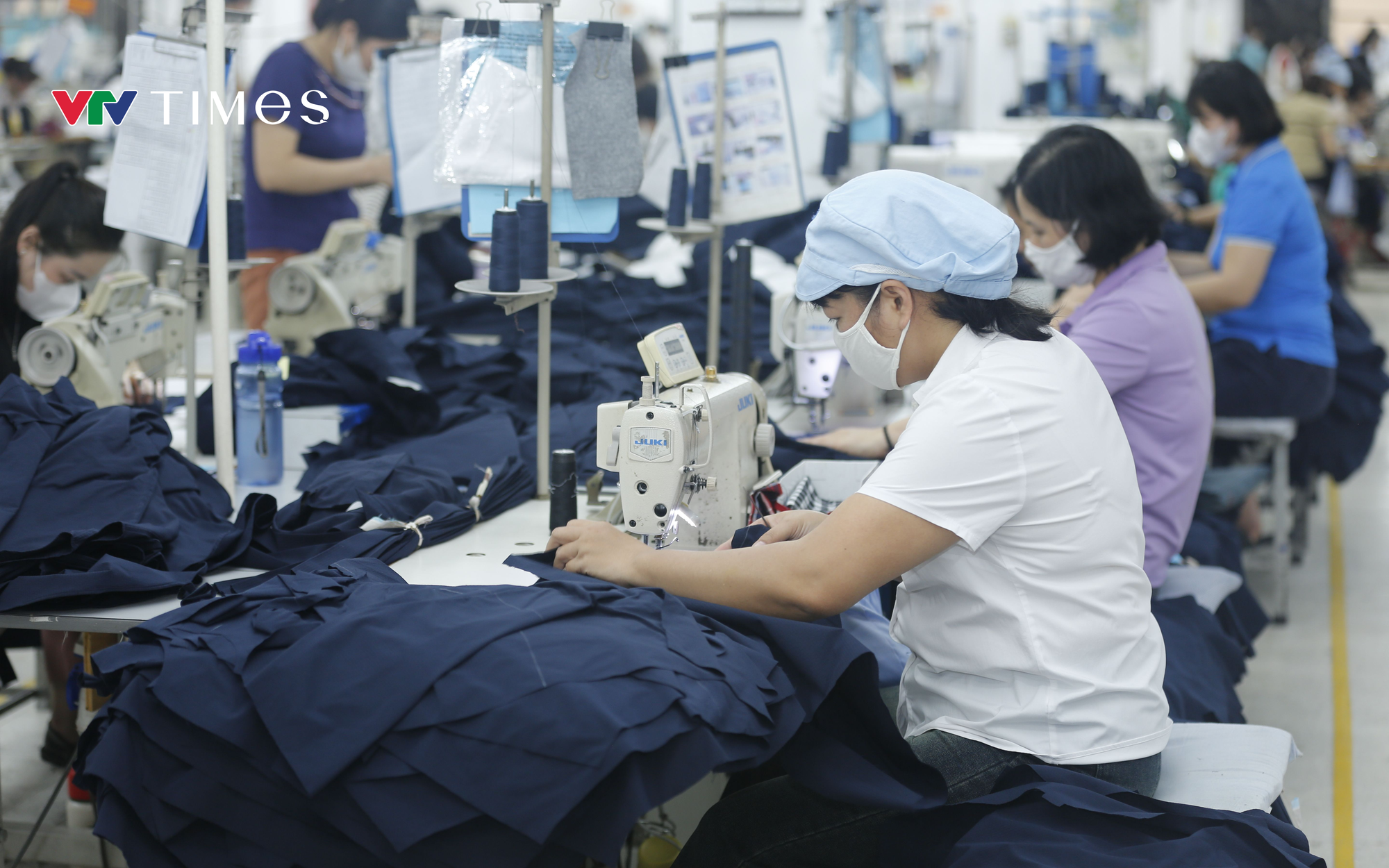 Doanh nghiệp dệt may rộn ràng tái sản xuất sau Tết - Ảnh 1.