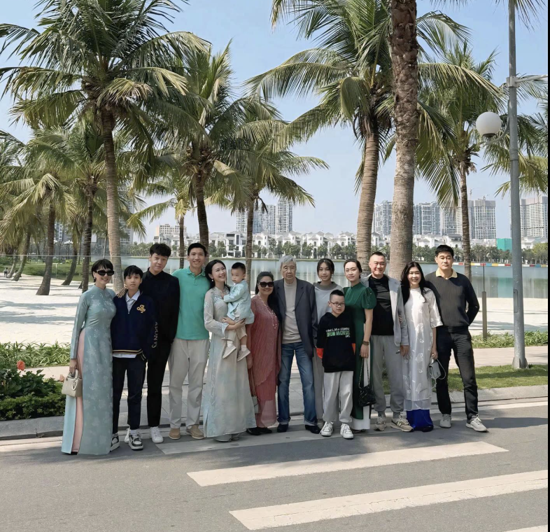 Văn Hậu du xuân cùng nhà vợ, mẹ Doãn Hải My gây sốt vì visual trẻ đẹp, một chín một mười với con - Ảnh 1.