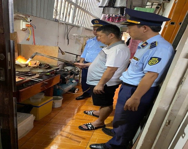 Một tiệm vàng có tiếng vừa bị buộc tiêu hủy sản phẩm, phạt hơn 200 triệu đồng- Ảnh 1.