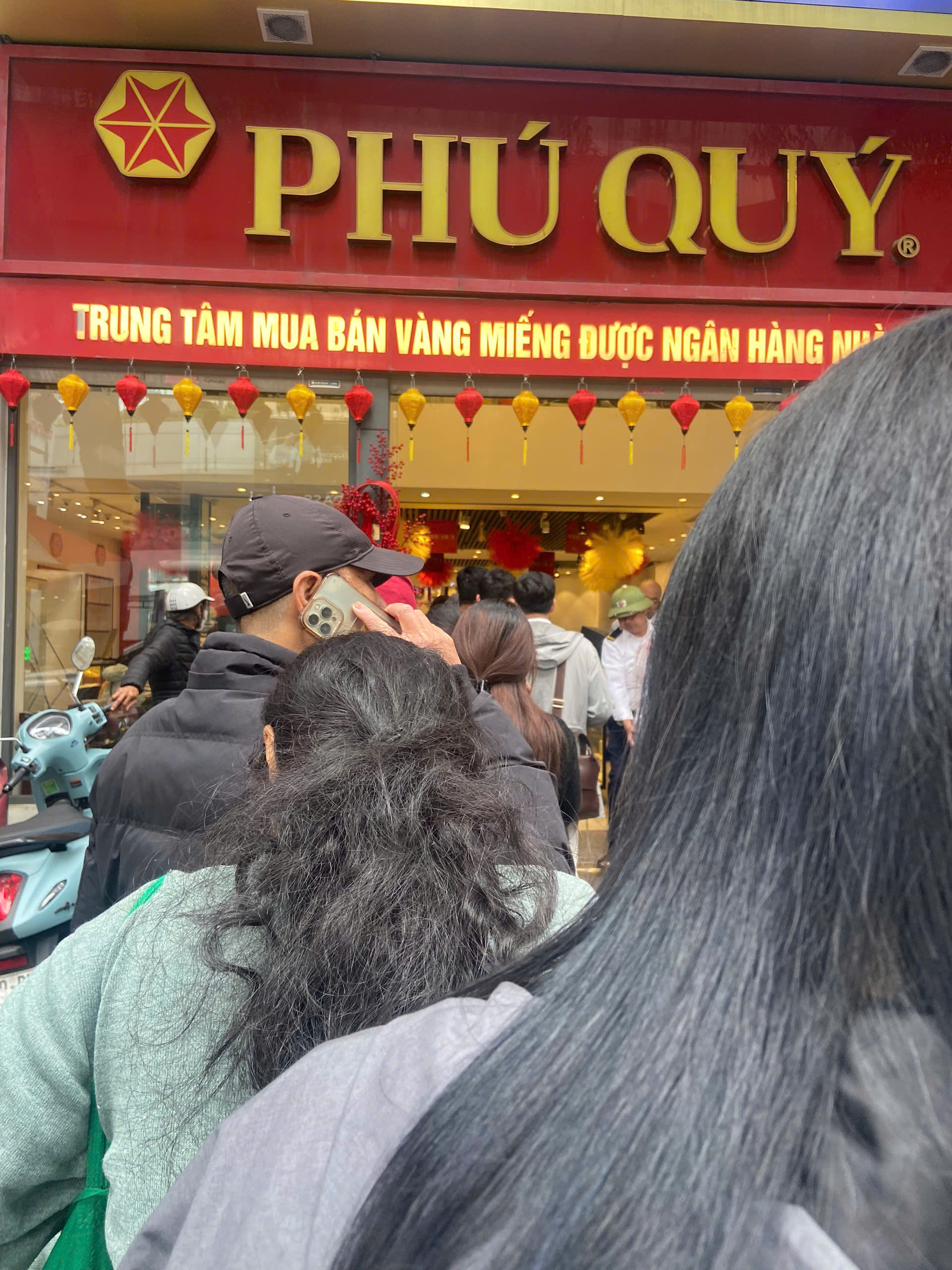 [ẢNH, CLIP] Tiệm vàng hôm nay: Giá vàng gần 18,5 triệu đồng/chỉ, "Thần Tài" xin dừng phục vụ vì khách mua vàng quá đông - Ảnh 2.