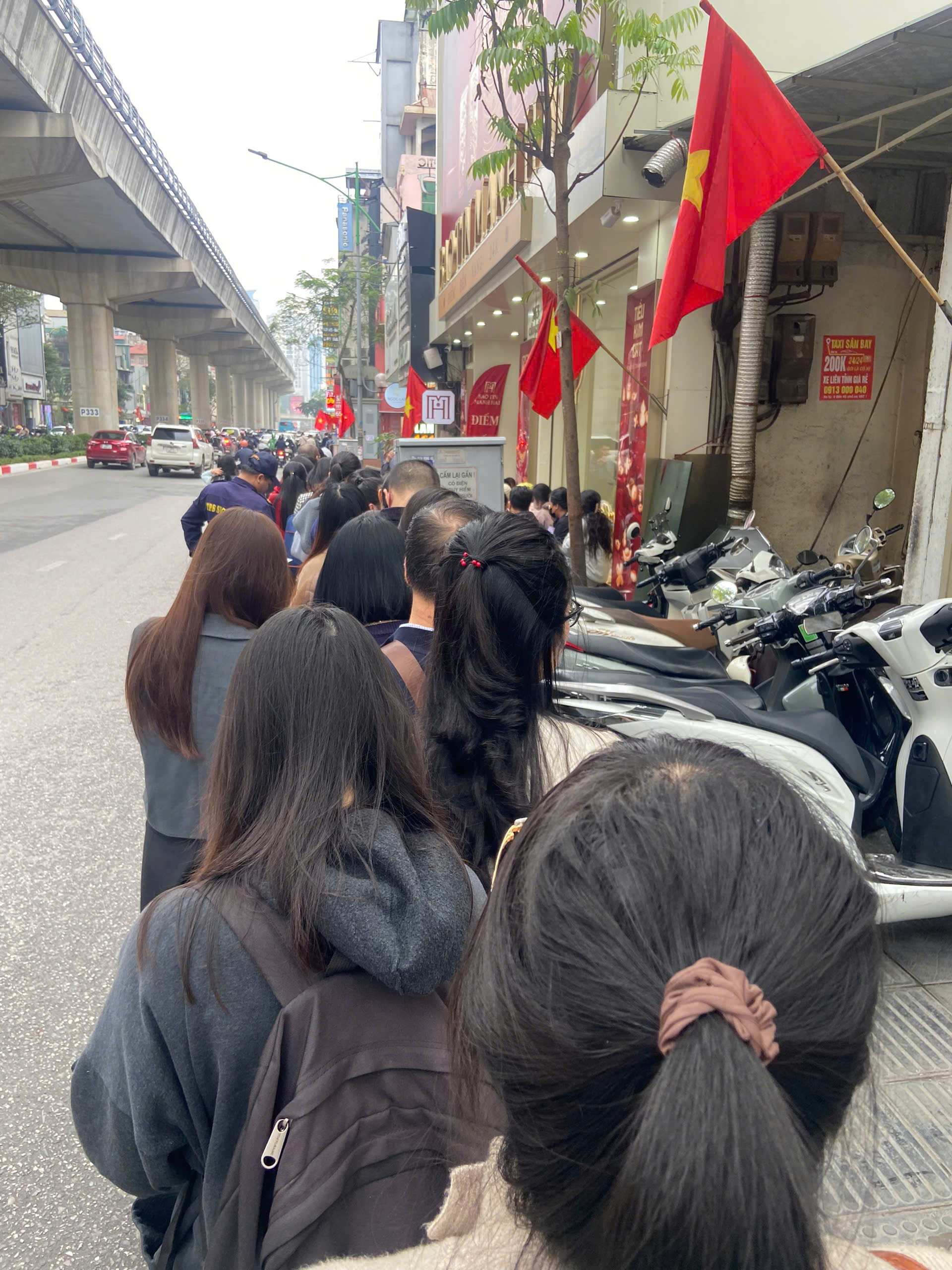 [ẢNH, CLIP] Tiệm vàng hôm nay: Giá vàng gần 18,5 triệu đồng/chỉ, "Thần Tài" xin dừng phục vụ vì khách mua vàng quá đông - Ảnh 6.