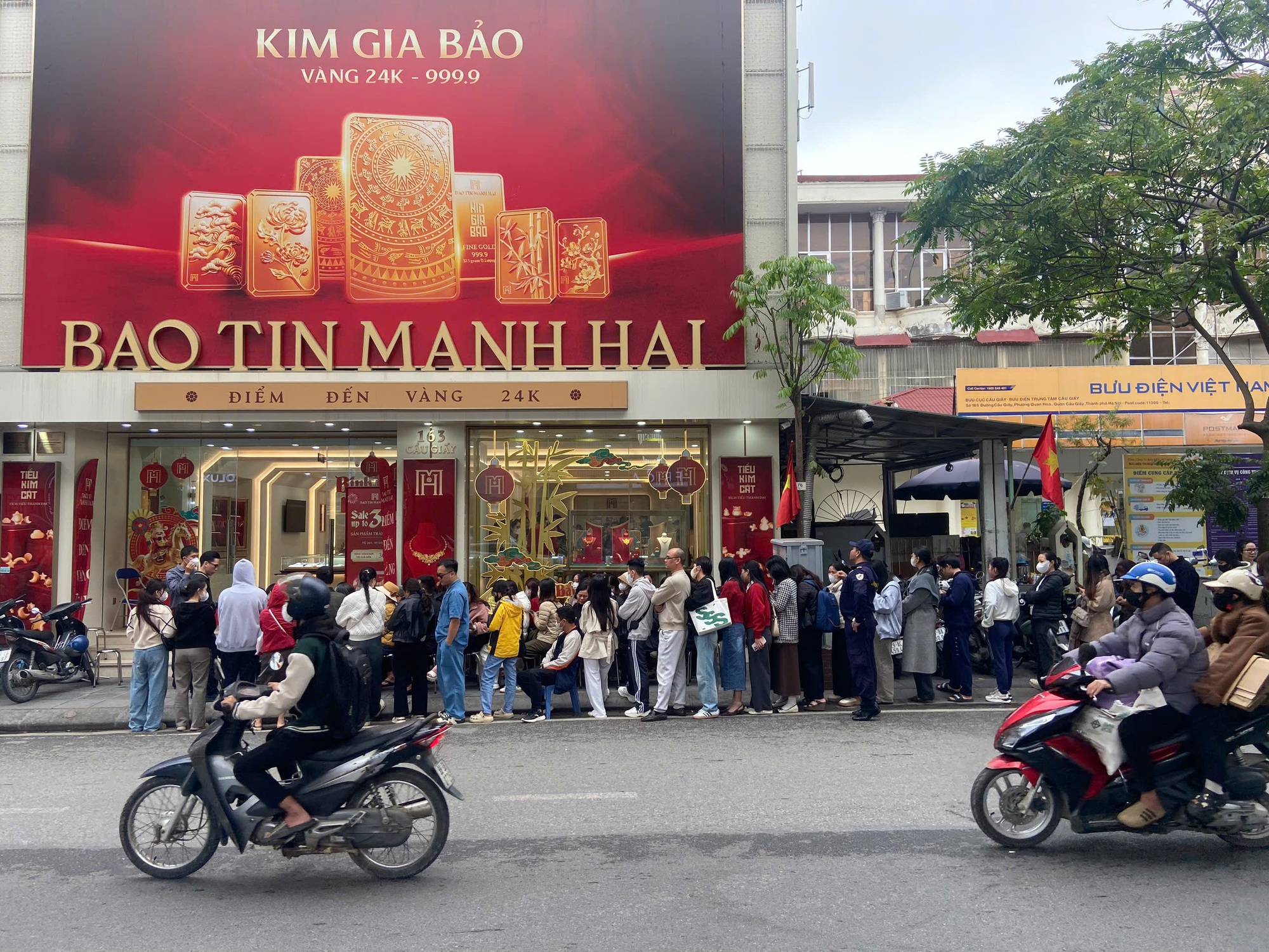 [ẢNH, CLIP] Tiệm vàng hôm nay: Giá vàng gần 18,5 triệu đồng/chỉ, "Thần Tài" xin dừng phục vụ vì khách mua vàng quá đông - Ảnh 5.