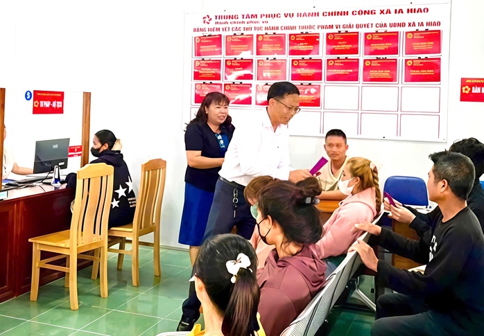 Đi làm giấy tờ nhà đất, người dân bất ngờ được lì xì năm mới- Ảnh 1.