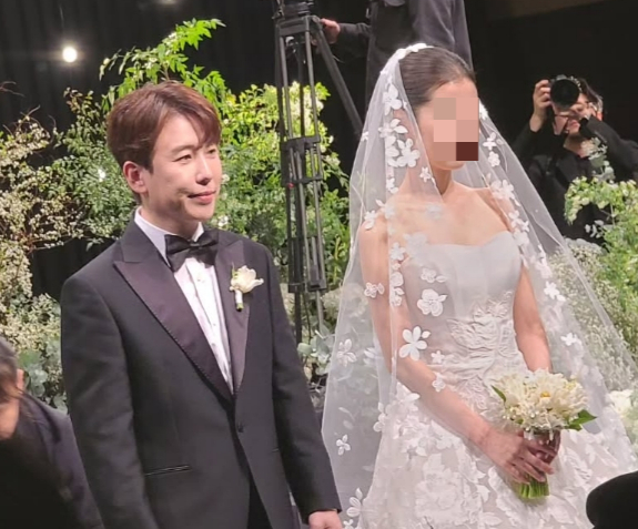 Diễn viên "xấu lạ" cưới vợ kém 9 tuổi, ngờ đâu lại là Hoa hậu đẹp nức tiếng! - Ảnh 2.