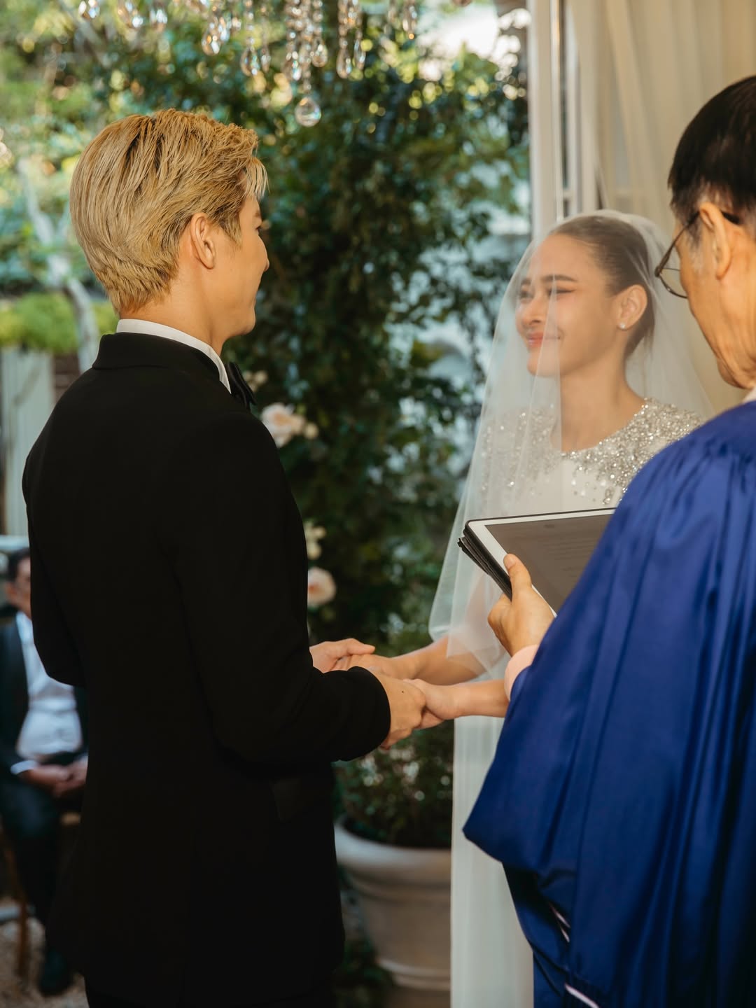 Hoa hậu Hoàn vũ bất ngờ thú nhận kết hôn từ tận 2 năm trước, danh tính ông xã khiến công chúng "bật ngửa" - Ảnh 3. Hoa hậu Hoàn vũ bất ngờ thú nhận kết hôn từ tận 2 năm trước, danh tính ông xã khiến công chúng "bật ngửa" - Ảnh 3.