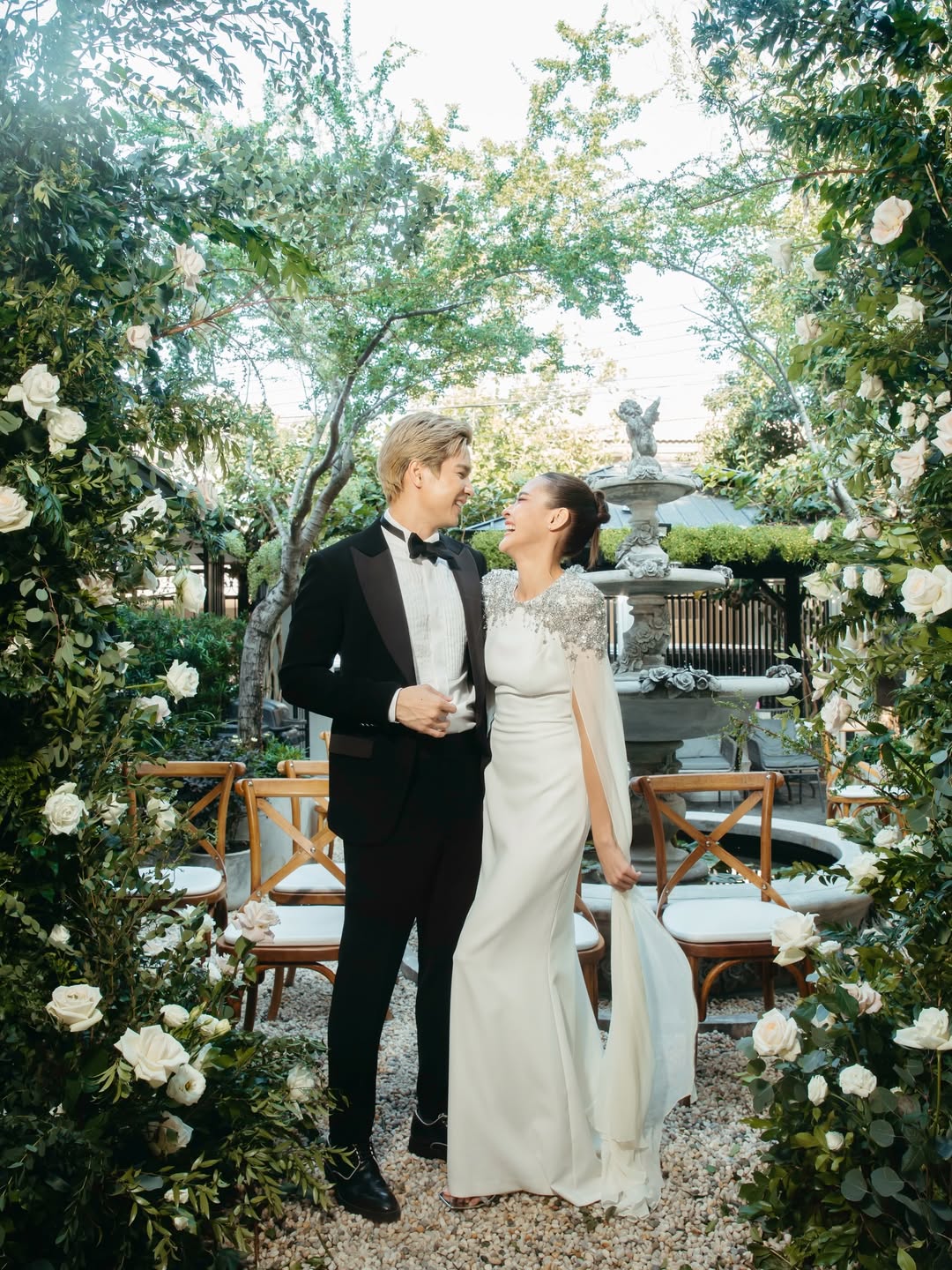 Hoa hậu Hoàn vũ bất ngờ thú nhận kết hôn từ tận 2 năm trước, danh tính ông xã khiến công chúng "bật ngửa" - Ảnh 4. Hoa hậu Hoàn vũ bất ngờ thú nhận kết hôn từ tận 2 năm trước, danh tính ông xã khiến công chúng "bật ngửa" - Ảnh 4.