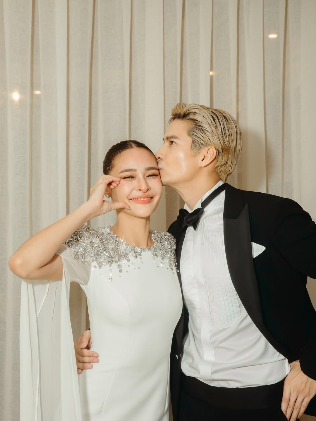 Hoa hậu Hoàn vũ bất ngờ thú nhận kết hôn từ tận 2 năm trước, danh tính ông xã khiến công chúng "bật ngửa" - Ảnh 1. Hoa hậu Hoàn vũ bất ngờ thú nhận kết hôn từ tận 2 năm trước, danh tính ông xã khiến công chúng "bật ngửa" - Ảnh 1.