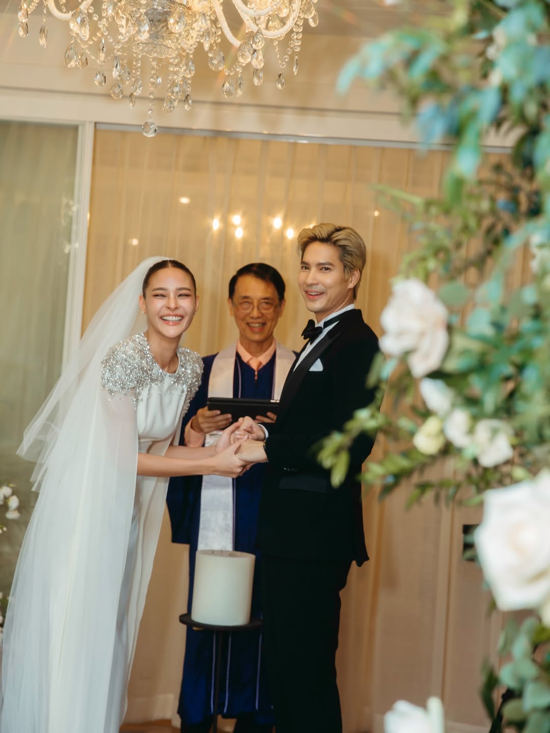 Hoa hậu Hoàn vũ bất ngờ thú nhận kết hôn từ tận 2 năm trước, danh tính ông xã khiến công chúng "bật ngửa" - Ảnh 2. Hoa hậu Hoàn vũ bất ngờ thú nhận kết hôn từ tận 2 năm trước, danh tính ông xã khiến công chúng "bật ngửa" - Ảnh 2.