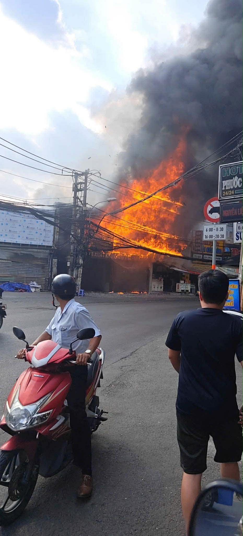 Hiện trường vụ cháy cửa hàng nội thất tại TP.HCM: Biển lửa nuốt trọn toàn bộ, nhiều tài sản giá trị bị thiêu rụi- Ảnh 2.