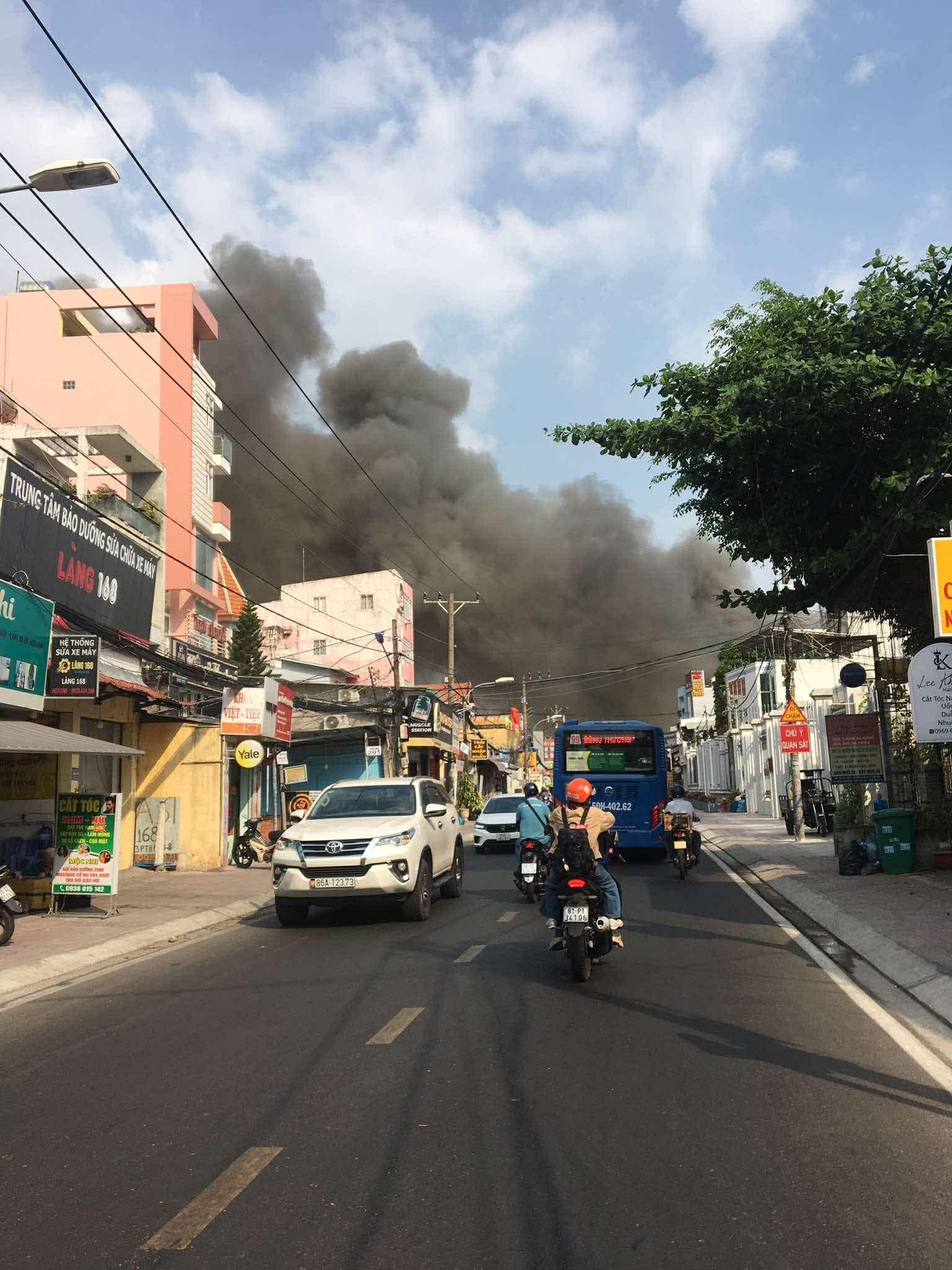 Hiện trường vụ cháy cửa hàng nội thất tại TP.HCM: Biển lửa nuốt trọn toàn bộ, nhiều tài sản giá trị bị thiêu rụi- Ảnh 3.