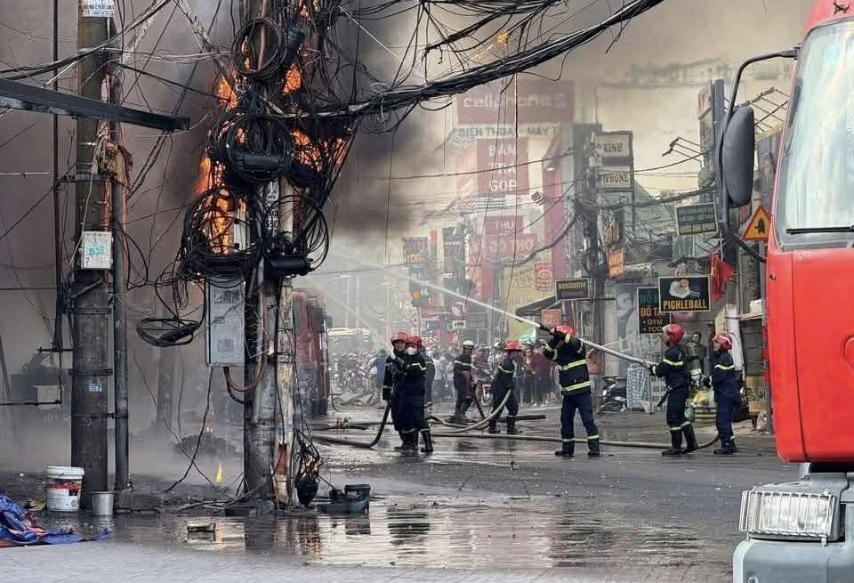 Hiện trường vụ cháy cửa hàng nội thất tại TP.HCM: Biển lửa nuốt trọn toàn bộ, nhiều tài sản giá trị bị thiêu rụi- Ảnh 5.