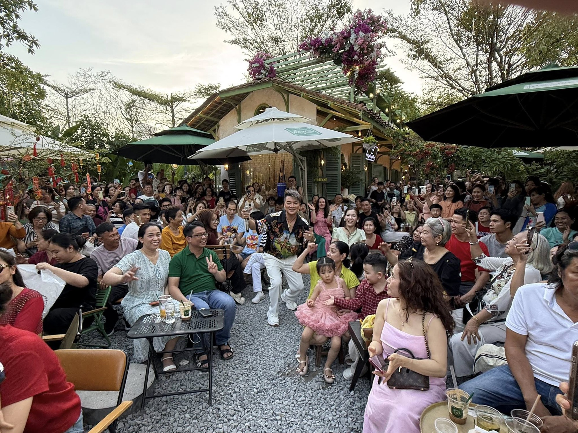 Ông hoàng nhạc Việt đình đám phải tạm đóng quán cafe sau nửa tháng khai trương - Ảnh 2.